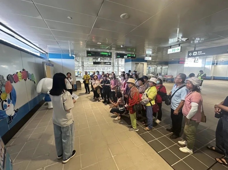 捷運三鶯線公共藝術開箱，新北市捷運工程局邀請沿線360位里民，化身「首批藝術體驗官」，由專業講師實地解說藝術作品及車站特色美學。圖／新北市捷運局提供